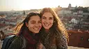crear una imagen de una hija o hijo entre 15 años junto a su mamá y descubriendo un viaje inolvidable junto a su mamá fondos alusivos a Europa.webp